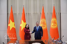 President of Kyrgyzstan Sadyr Japarov (R) on August 31 welcomes Vice President of Vietnam Vo Thi Anh Xuan. (Photo: VNA)