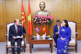 Politburo member, Secretary of the Party Central Committee and President of the Vietnam Fatherland Front (VFF) Central Committee Bui Thi Minh Hoai (R) receives Cambodian Deputy Prime Minister and Minister of Civil Service Hun Many. (Photo: VNA)