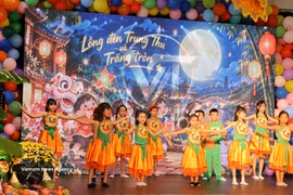 A dancing performance by children at the 2026 Mid-Autumn Festival celebration in Germany. (Photo: VNA)