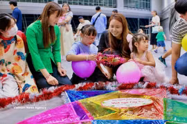 Children are instructed on how to decorate star-shaped lanterns at the Mid-Autumn Festival celebration in Sakai, Osaka. (Photo: VNA)