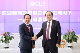 Deputy Prime Minister Le Tien Chau (L) and Professor and Academician Andrew Chi-Chih Yao, Director of Tsinghua University's Institute for Interdisciplinary Information Sciences. (Photo: VNA)