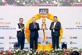 General Secretary of the Communist Party of Vietnam Central Committee and State President To Lam (C) rings bell at the National Stock Exchange of India (Photo: VNA)