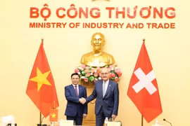Minister of Industry and Trade Le Manh Hung (L) meets with Swiss President Guy Parmelin. (Photo: Ministry of Industry and Trade)