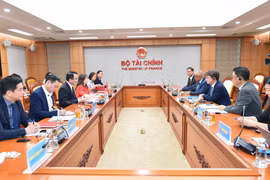 An overview of the working session between Deputy Finance Minister Tran Quoc Phuong and Kim Dongil, Director of ADB representing the Republic of Korea, Papua New Guinea, Sri Lanka, Taipei (China), Uzbekistan, Vanuatu and Vietnam. (Photo: Ministry of Finance)