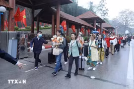 Chinese tourists entering Vietnam through Huu Nghi International Border Gate, Lang Son. (Photo: VNA)