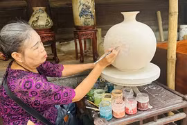 An artisan from Bat Trang Village demonstrates part of the ceramic making process. (Photo: baovanhoa.vn)
