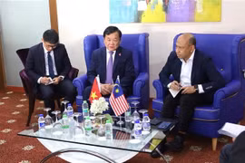 Deputy Minister of Defence Sen. Lieut. Gen. Hoang Xuan Chien (C) meets with Deputy Secretary-General of the Malaysian Ministry of Defence Mohd Yani Bin Daud (R). (Photo: VNA)