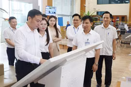 Vice Chairman of the Bac Ninh city People’s Committee Dao Thanh Truong inspects the People’s Assistant model at the city’s Public Administration Service Centre. (Photo: baobacninhtv.vn)