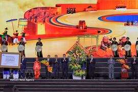 Politburo member, Secretary of the Party Central Committee and Chairman of its Commission for Inspection Tran Sy Thanh; and Deputy Prime Minister Mai Van Chinh congratulate Bac Ninh province. (Photo: VNA)