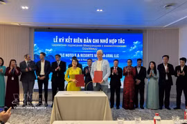 Bussinesses of the two sides sign a memorandum of understanding at the promotion conference held in Yekaterinburg on July 7. (Photo: VNA)