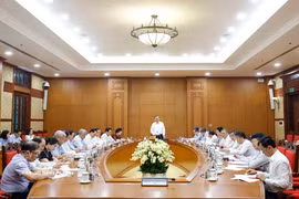 An overview of the working session on improving workforce quality, creating sustainable employment and developing human resources to meet the country's new development requirements. (Photo: VNA)