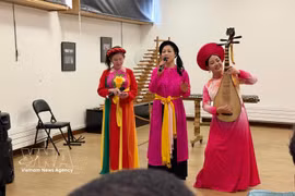 Artists perform the Vietnamese folk song “Trong Com” in a French-language adaptation. (Photo: VNA)