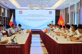 Young officers of the Vietnam Coast Guard and the Philippine Coast Guard exchange experiences in maritime law enforcement. (Photo: VNA)