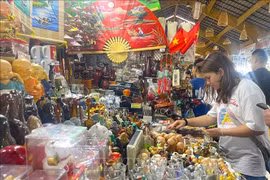 Foreign visitors choose handmade handicrafts as souvenirs when visiting Ho Chi Minh City. (Photo: VNA) 