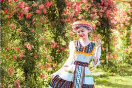 A visitor enjoys the landscape of the Rose Festival 2025 (Photo: Sun Group)