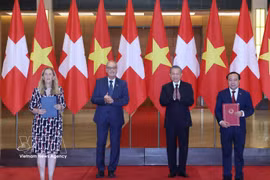General Secretary of the Communist Party of Vietnam Central Committee and President To Lam (second from right) and Swiss President Guy Parmelin (second from left) witness the exchange of cooperation documents between ministries and agencies. (Photo: VNA)