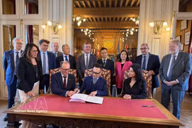 Representatives of businesses and local authorities sign the agreement. (Photo: VNA)