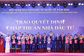 Dien Bien province presents investment approval decisions and memoranda of understanding on cooperation between the province and investors. (Photo: VNA)