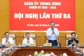 General Secretary of the Communist Party of Vietnam (CPV) Central Committee and President To Lam (second from left), who is Secretary of the Central Military Commission, chairs the third conference of the commission for the 2025–2030 tenure in Hanoi on September 30. (Photo: VNA)