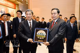 President of the Vietnamese National Assembly (NA) Tran Thanh Man (R) presents a gift to the Museum of the Communist Party of China. (Photo: VNA)