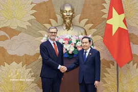 National Assembly President Tran Thanh Man (R) receives French Ambassador to Vietnam Olivier Brochet in Hanoi on September 3. (Photo: VNA)