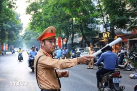 A traffic police officer regulates the traffic flow on a street in Hanoi. (Illustrative photo: VNA) 