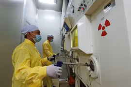 Vietnam strives to train and further develop human resources to meet the actual demands of nuclear power plants. (Photo: Inside the Da Lat Nuclear Research Institute - Source: Internet)