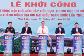 Party General Secretary To Lam (C) and other delegates press the button to break ground for the Ea Rok Primary and Secondary Boarding School project. (Photo: VNA)