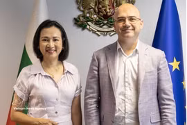 Vietnamese Ambassador to Bulgaria Nguyen Thi Minh Nguyet (L) and Bulgarian Minister of Tourism Ilin Dimitrov. (Photo: VNA)