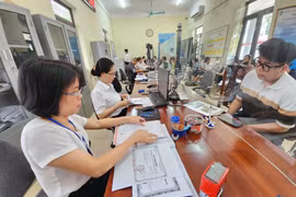 Civil servants handle administrative procedures at the Public Administrative Service Centre of Thien Loc commune in Hanoi. (Photo published by VNA)