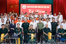 Party General Secretary and State President To Lam (centre, standing, first row) poses for a group photo with staff and invalids and sick soldiers at the Thuan Thanh Invalids Nursing Centre. (Photo: VNA) 
