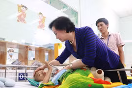 Deputy Prime Minister Pham Thi Thanh Tra visits and encourages a child patient receiving treatment at Children's Hospital 2. (Photo: VNA) 
