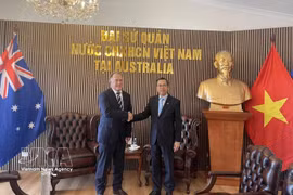 Vietnamese Ambassador to Australia Pham Hung Tam (R) meets with President of the National Farmers’ Federation (NFF) of Australia Hamish McIntyre. (Photo: VNA)