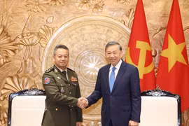 Party General Secretary and President To Lam (R) welcomes General Tea Seiha, member of the Standing Committee of the Cambodian People’s Party (CPP), Deputy Prime Minister and Minister of National Defence, in Hanoi on October 14. (Photo: VNA)