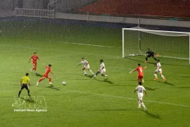 Vietnam's U23 players attack against Kuwait’s defence. (Photo: VNA) 