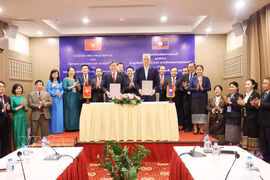 President of the Vietnam Academy of Social Sciences Le Van Loi (L) and President of the Lao National Academy of Politics and Public Administration Anouphap Tounalom exchange the MoU on scientific cooperation for the 2026-2030 period. (Photo: VNA)