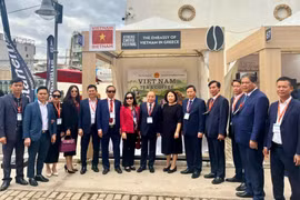 The Phu Tho delegation visits Vietnamese Embassy in Greece. (Photo published by VNA)
