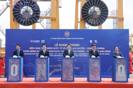 State President Luong Cuong (C) and other delegates press the button to inaugurate Lach Huyen International Container Terminals No.3 & No.4 (Photo: VNA)