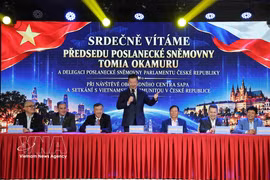 President of the Chamber of Deputies of the Czech Republic Tomio Okamura (standing) in the meeting with representatives of the Vietnamese community, businesses and traders. (Photo: VNA)