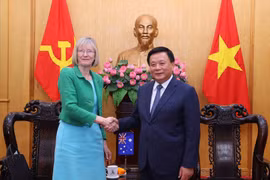 Prof. Dr. Nguyen Xuan Thang, (right) Politburo member, President of the Ho Chi Minh National Academy of Politics, and Chairman of the Central Theory Council, receives Australian Ambassador to Vietnam Gillian Bird on June 10. (Photo: VNA)