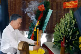 Party General Secretary and State President To Lam offers incense at the memorial stele dedicated to heroic martyrs. (Photo: VNA)