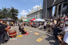 Hundreds of people join the protest at the Place de la Bastille in support of AO victims and those of chlordecone pesticide contamination. (Photo: VNA)