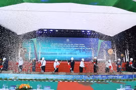Hanoi city's leaders at a ceremony to start the Nam Thang Long-Tran Hung Dao metro line project. (Illustrative photo: VNA)