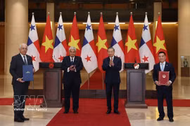 Party General Secretary and President To Lam (second from right) and President of Panama José Raúl Mulino Quintero (second from left) witness the exchange of cooperation documents between the two countries. (Photo: VNA) 