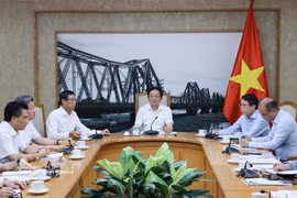 Deputy Prime Minister Ho Quoc Dung chairs the meeting in Hanoi on July 31 to discuss the establishment of a high-tech park in the northern province of Hung Yen. (Photo: VNA)