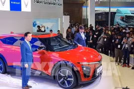 Pham Sanh Chau (left), CEO of VinFast Asia, and Ashwin Ashok Patil, Deputy CEO of Sales and Marketing of VinFast India, at the launch of the VF7 model. (Photo: VNA)
