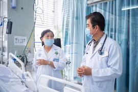 Leading specialists at Cho Ray Hospital discuss treatment options for the victim. (Photo: VNA)