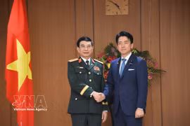 Japanese Defence Minister Shinjiro Koizumi (R) welcomes Deputy Prime Minister and Minister of National Defence General Phan Van Giang on July 13, 2026. (Photo: VNA)