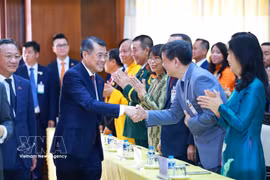 Prime Minister Le Minh Hung are welcomed by staff of the Vietnamese Embassy, representatives of Vietnamese agencies and associations, and members of the Vietnamese community in Laos on October 9, 2026. (Photo: VNA)