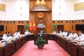 Prime Minister Pham Minh Chinh chairs the meeting of the Government’s Steering Committee for reviewing Resolution No. 18-NQ/TW on the restructuring of public service units under ministries, sectors, and localities on October 6. (Photo: VNA)